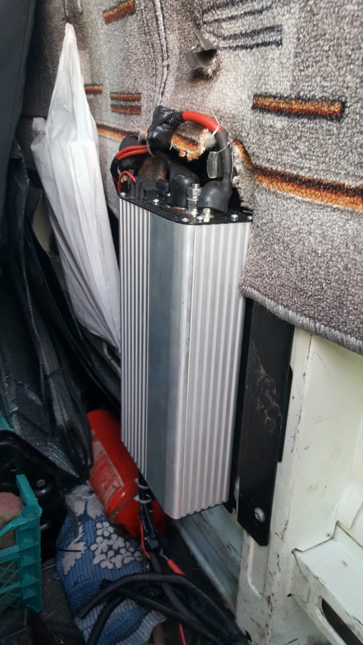 Монтаж преобразователя 12 на 24В. на холодильную установку CARRIER Xarios 500 1 Xarios 500T_1