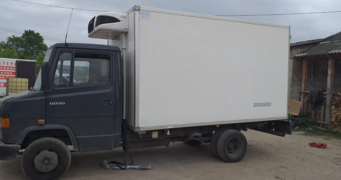 преобразователя 24-12 Вольт на малотоннажный грузовой автомобиль ТАТА LPT-613 с напряжением бортовой сети 24 Вольт.